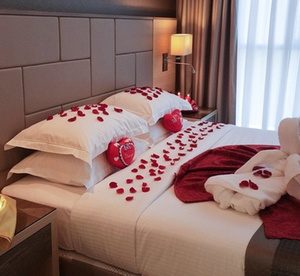 Abu Dhabi: 4* Romantic Stay with Breakfast